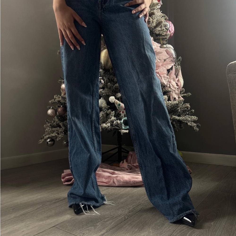 Zara High Rise Blue Jeans with Frayed Hem - Picture 4 of 5